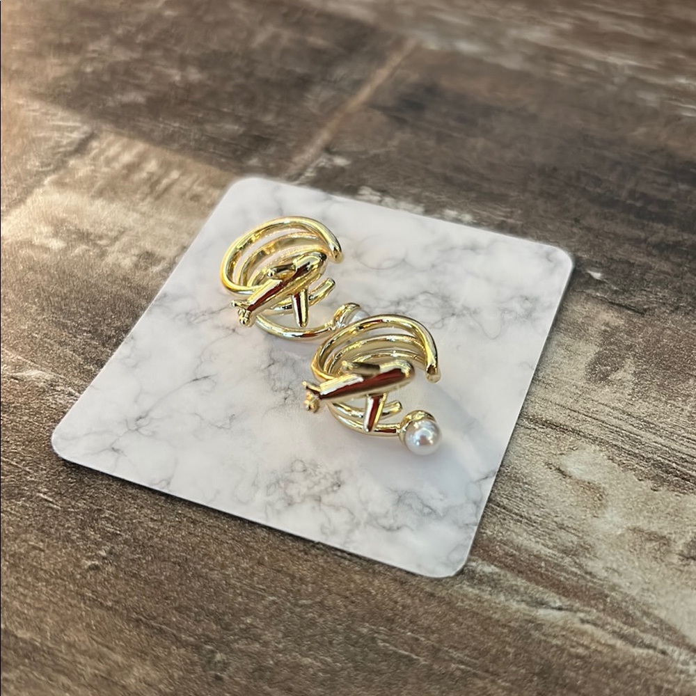 Huggie Earrings w airplane